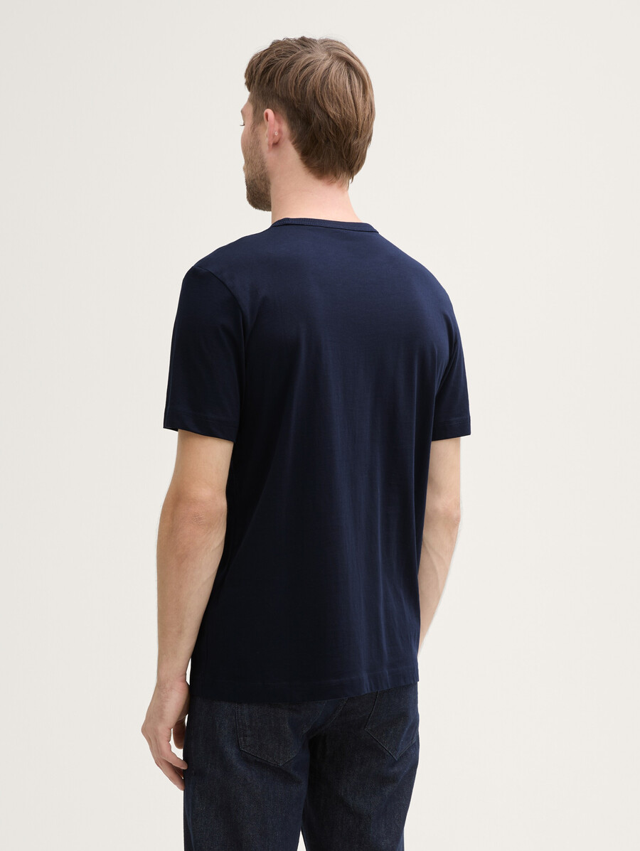 camiseta con bolsillo en el pecho