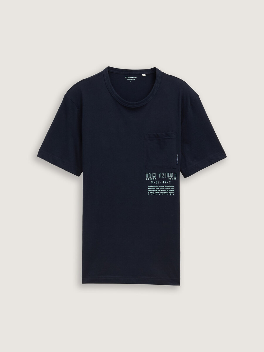 camiseta con bolsillo en el pecho