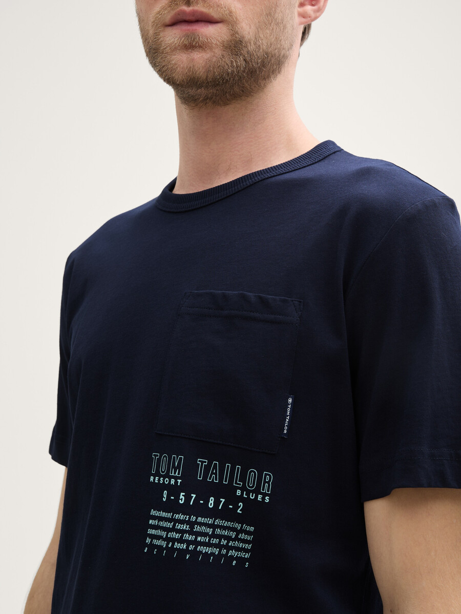 camiseta con bolsillo en el pecho