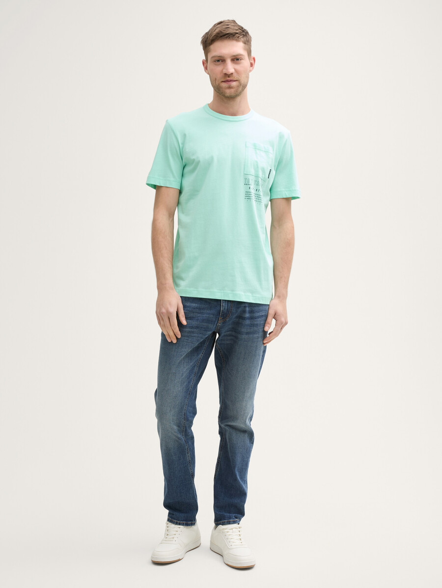 camiseta con bolsillo en el pecho
