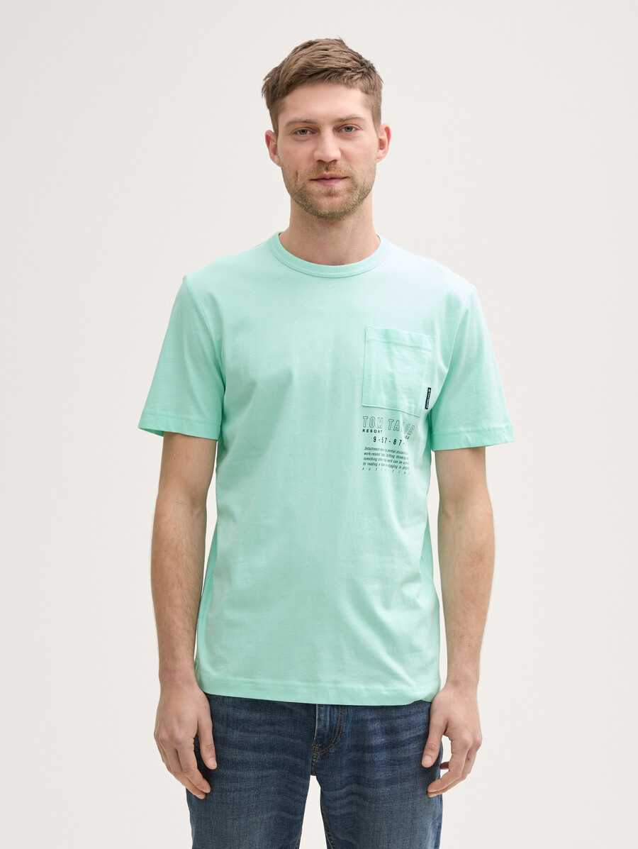 camiseta con bolsillo en el pecho