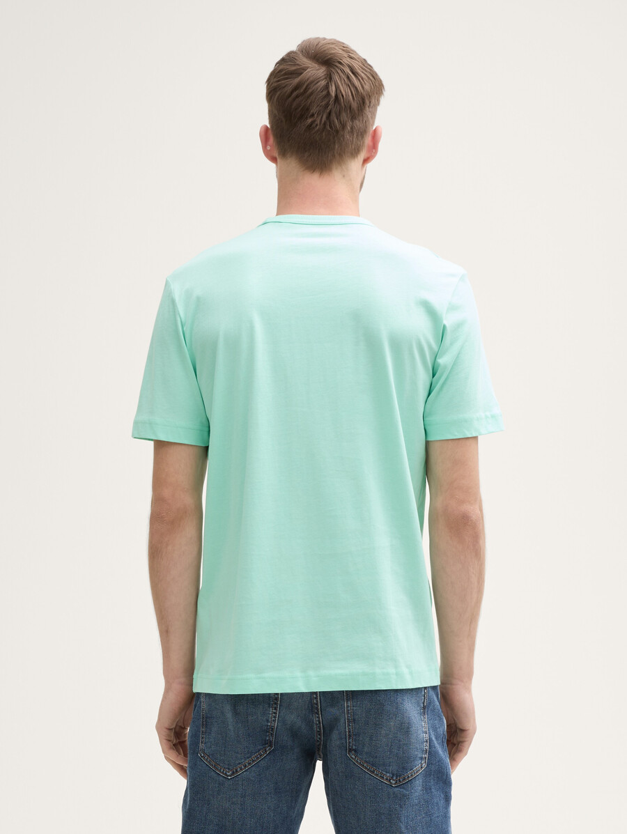 camiseta con bolsillo en el pecho
