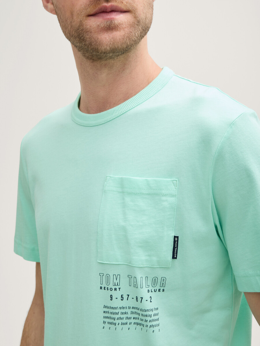 camiseta con bolsillo en el pecho