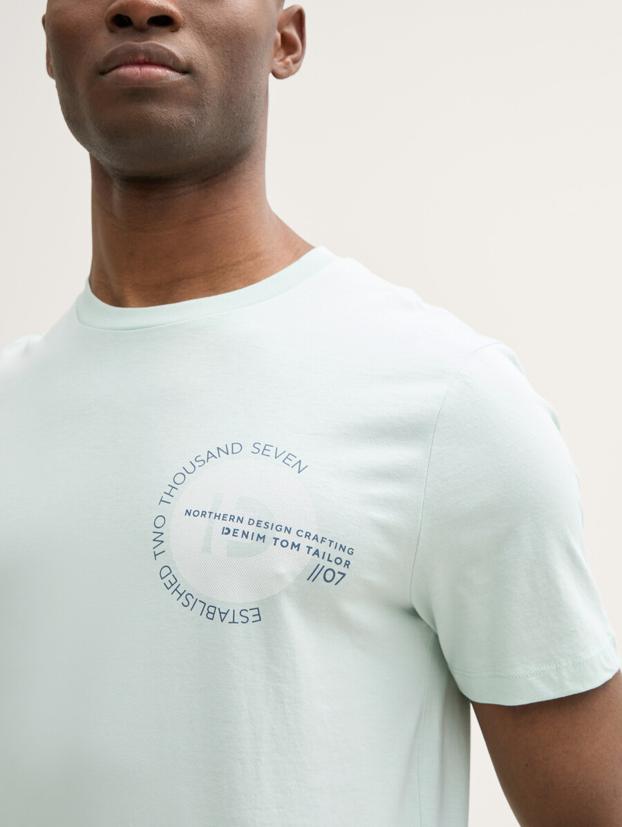 camiseta básica con estampado de logo