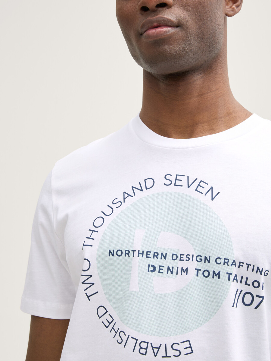 camiseta básica con estampado de logo