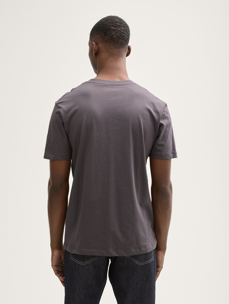 camiseta básica con cuello en v
