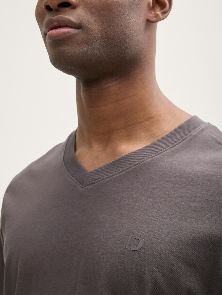 camiseta básica con cuello en v