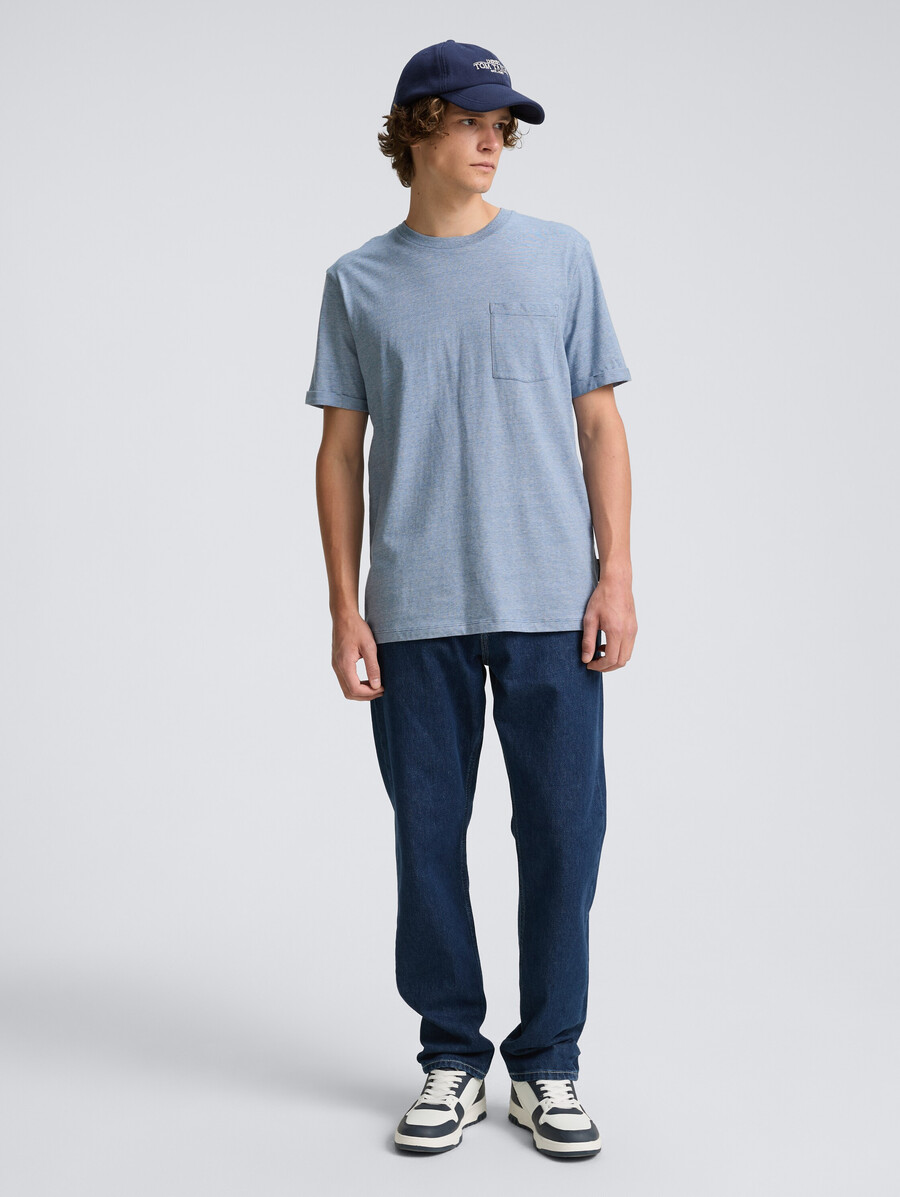 camiseta con bolsillo en el pecho