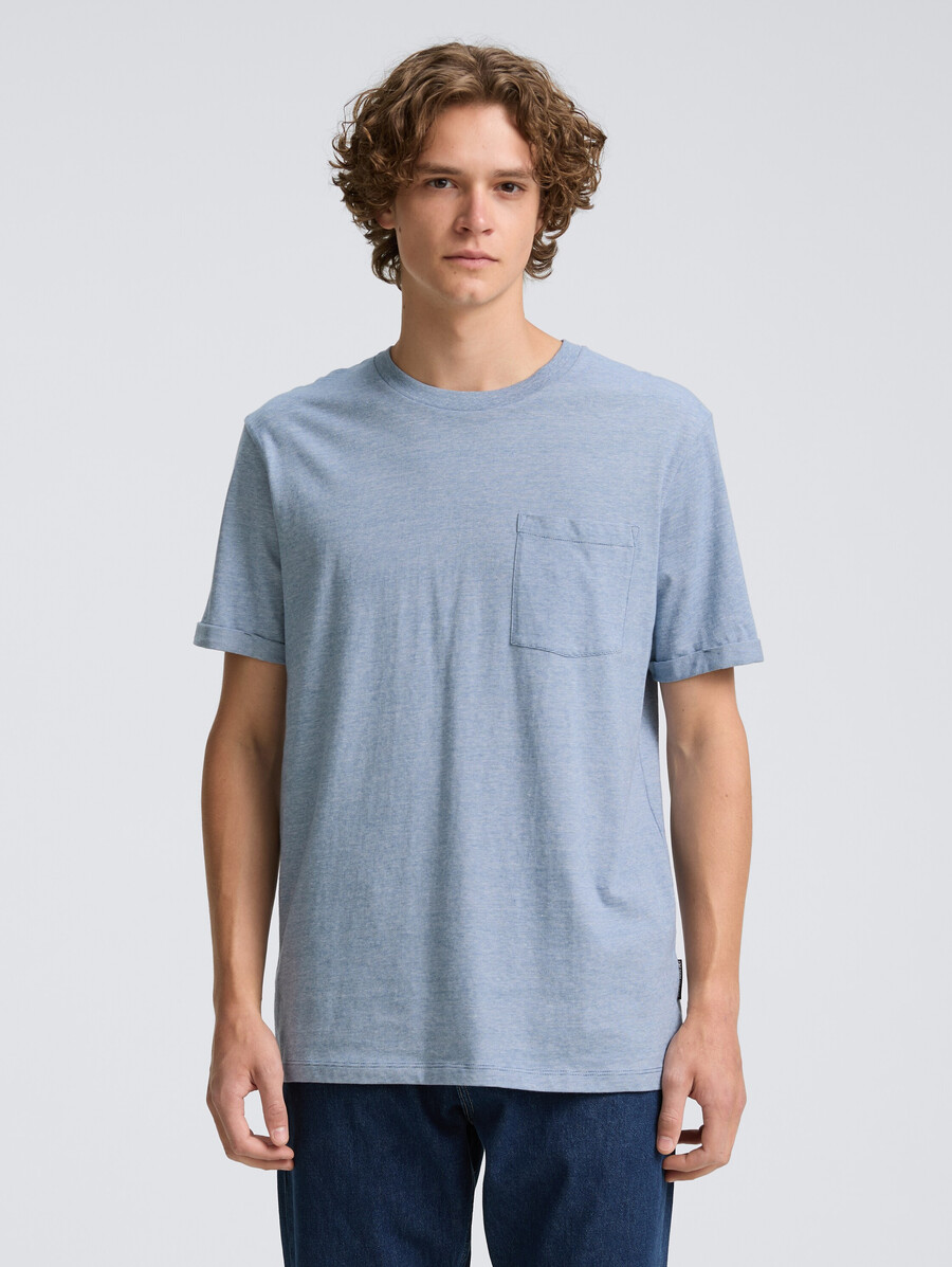 camiseta con bolsillo en el pecho
