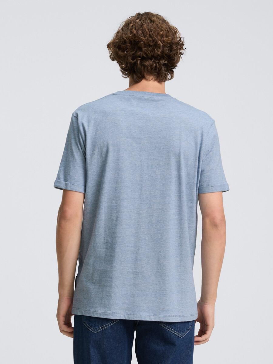 camiseta con bolsillo en el pecho