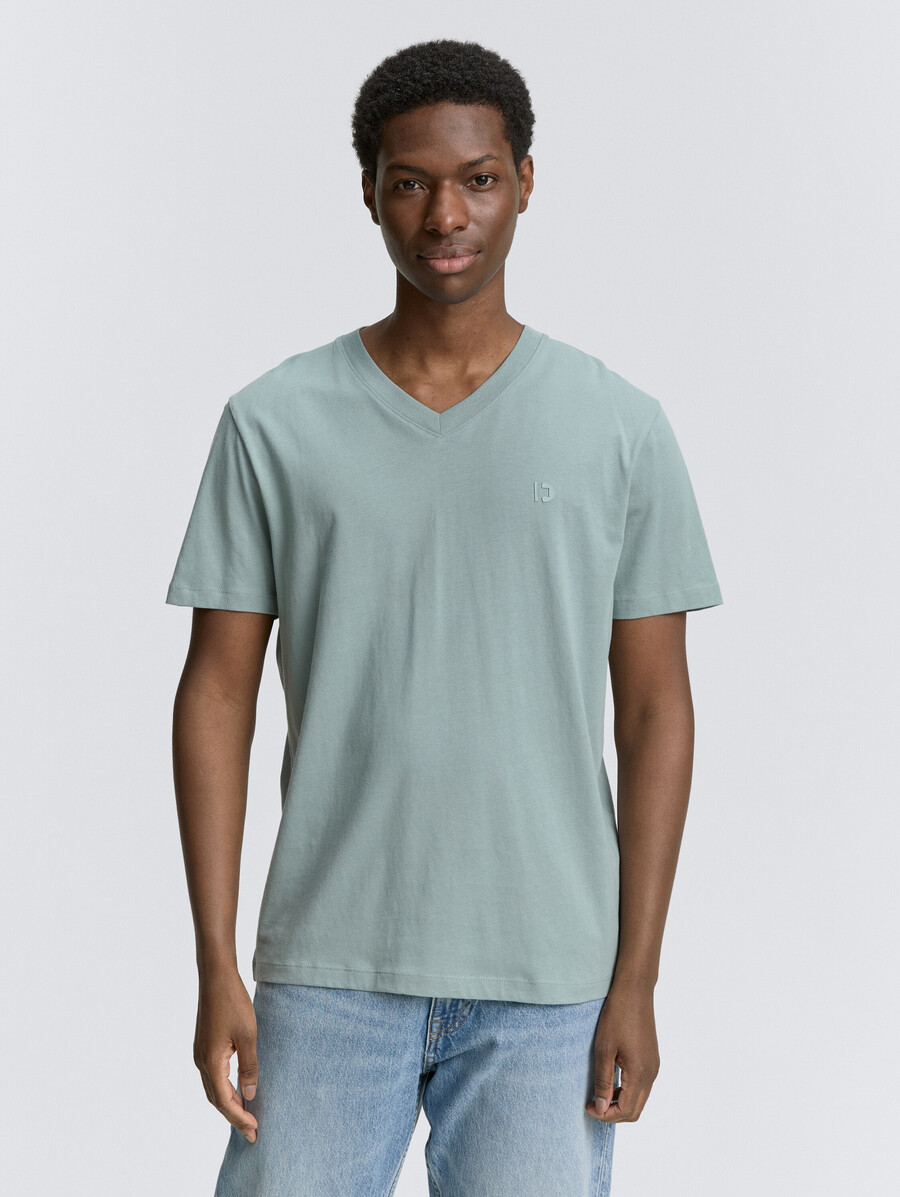 camiseta básica con cuello en v