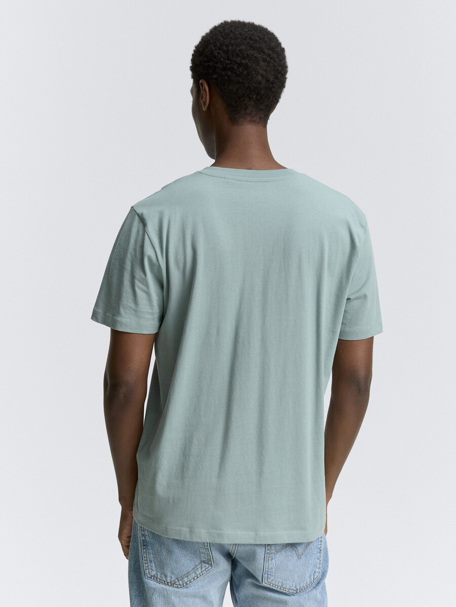 camiseta básica con cuello en v