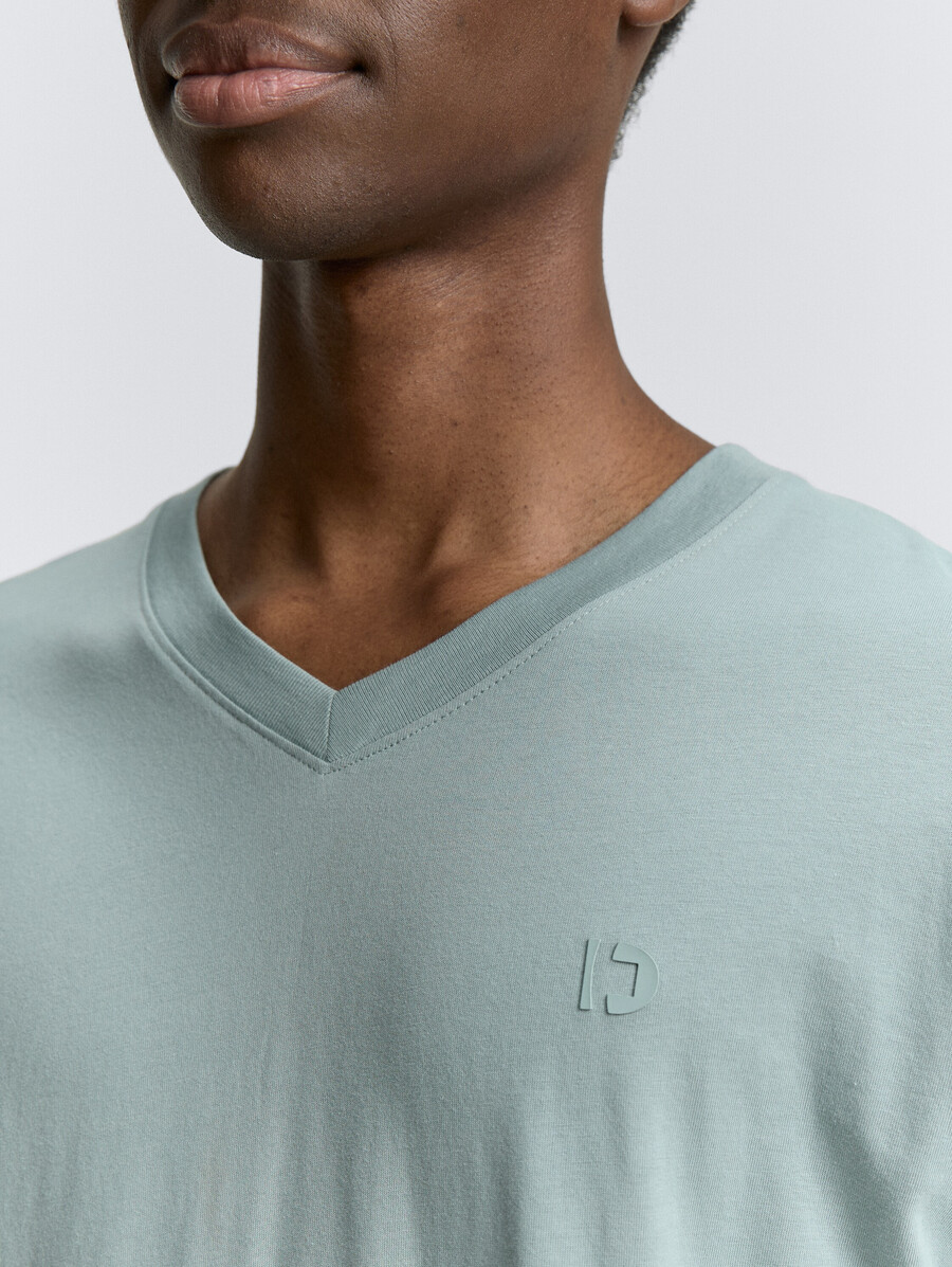 camiseta básica con cuello en v