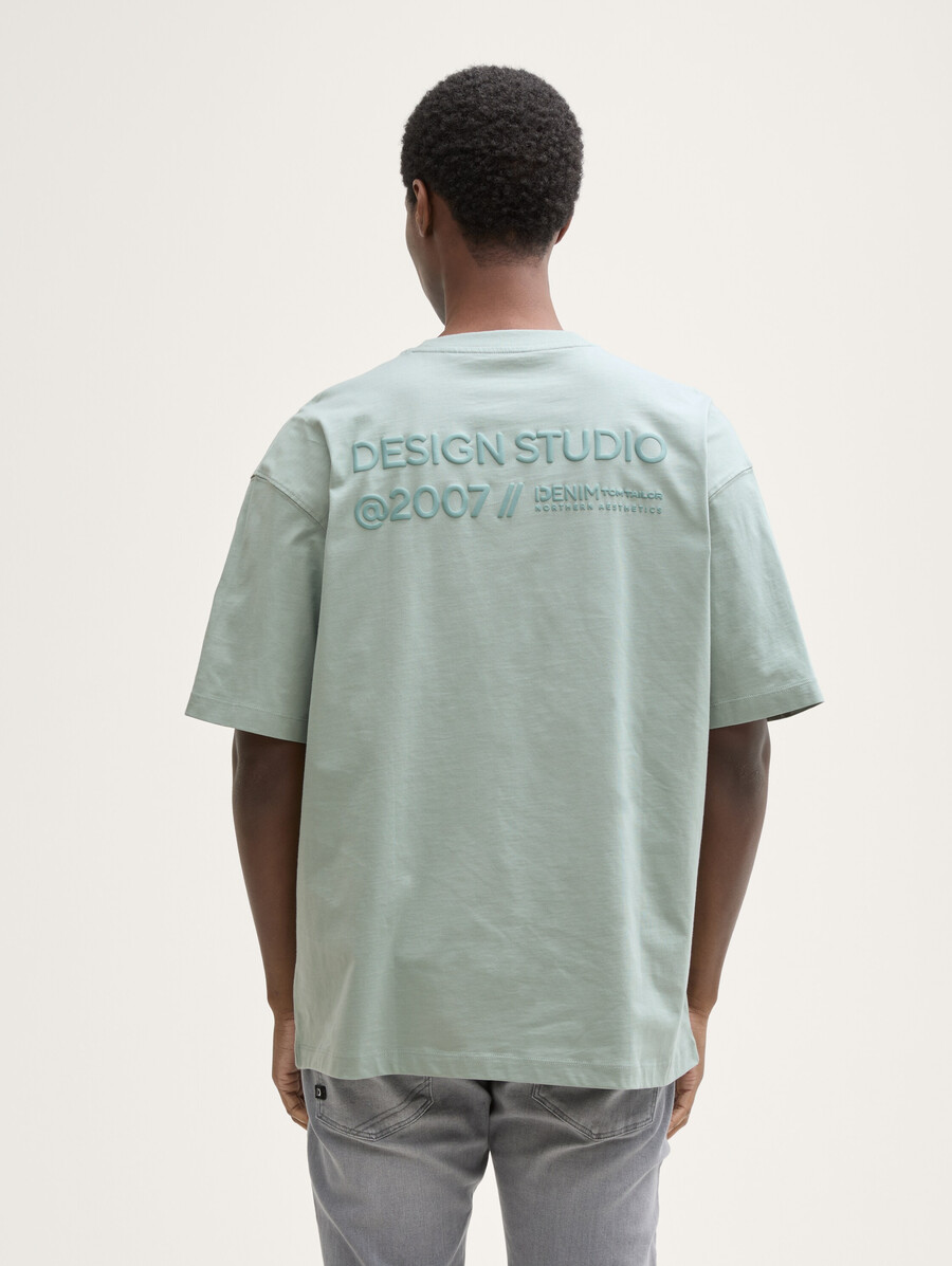 camiseta oversize con estampado en la espalda