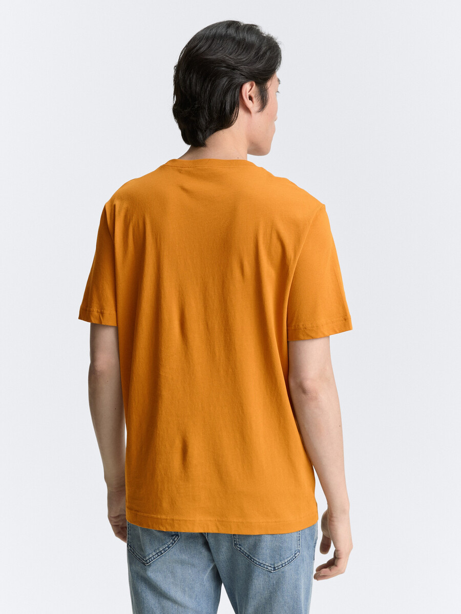 camiseta con estampado de logotipo