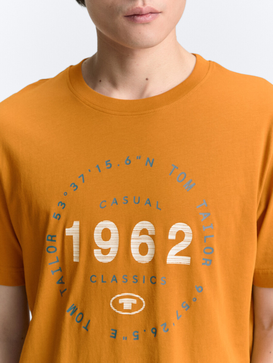 camiseta con estampado de logotipo