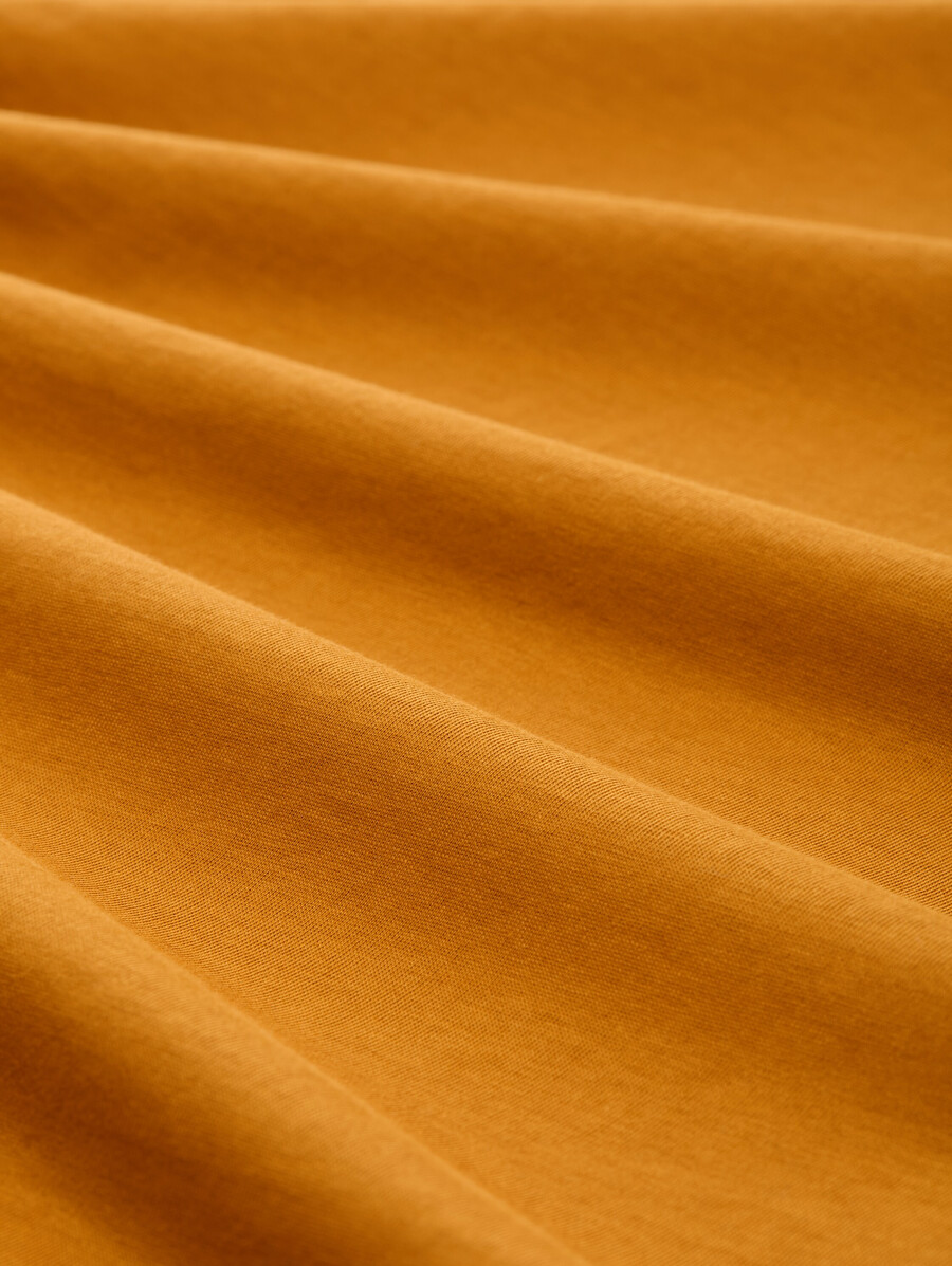 camiseta con estampado de logotipo
