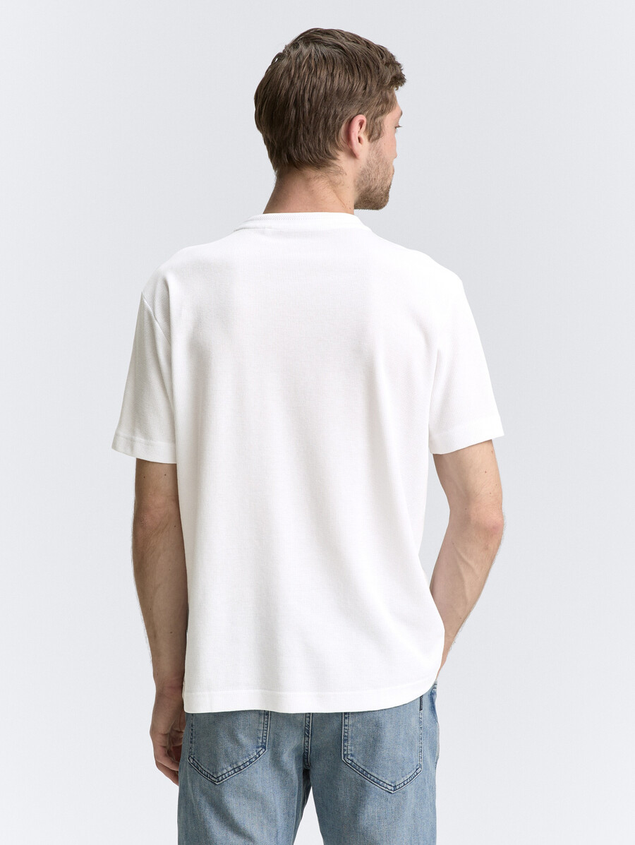 camiseta básica con textura