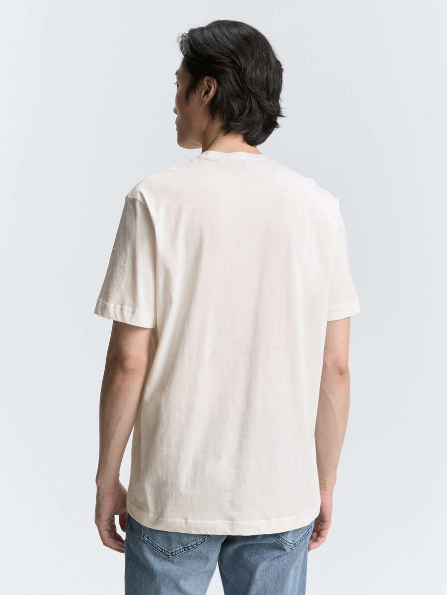 camiseta con estampado de logotipo