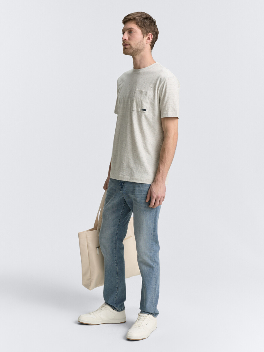 camiseta con bolsillo en el pecho