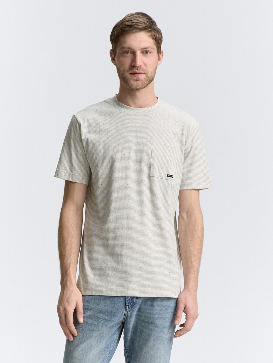 camiseta con bolsillo en el pecho