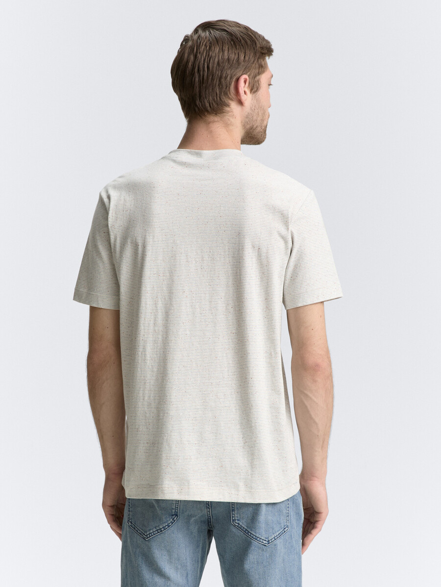 camiseta con bolsillo en el pecho