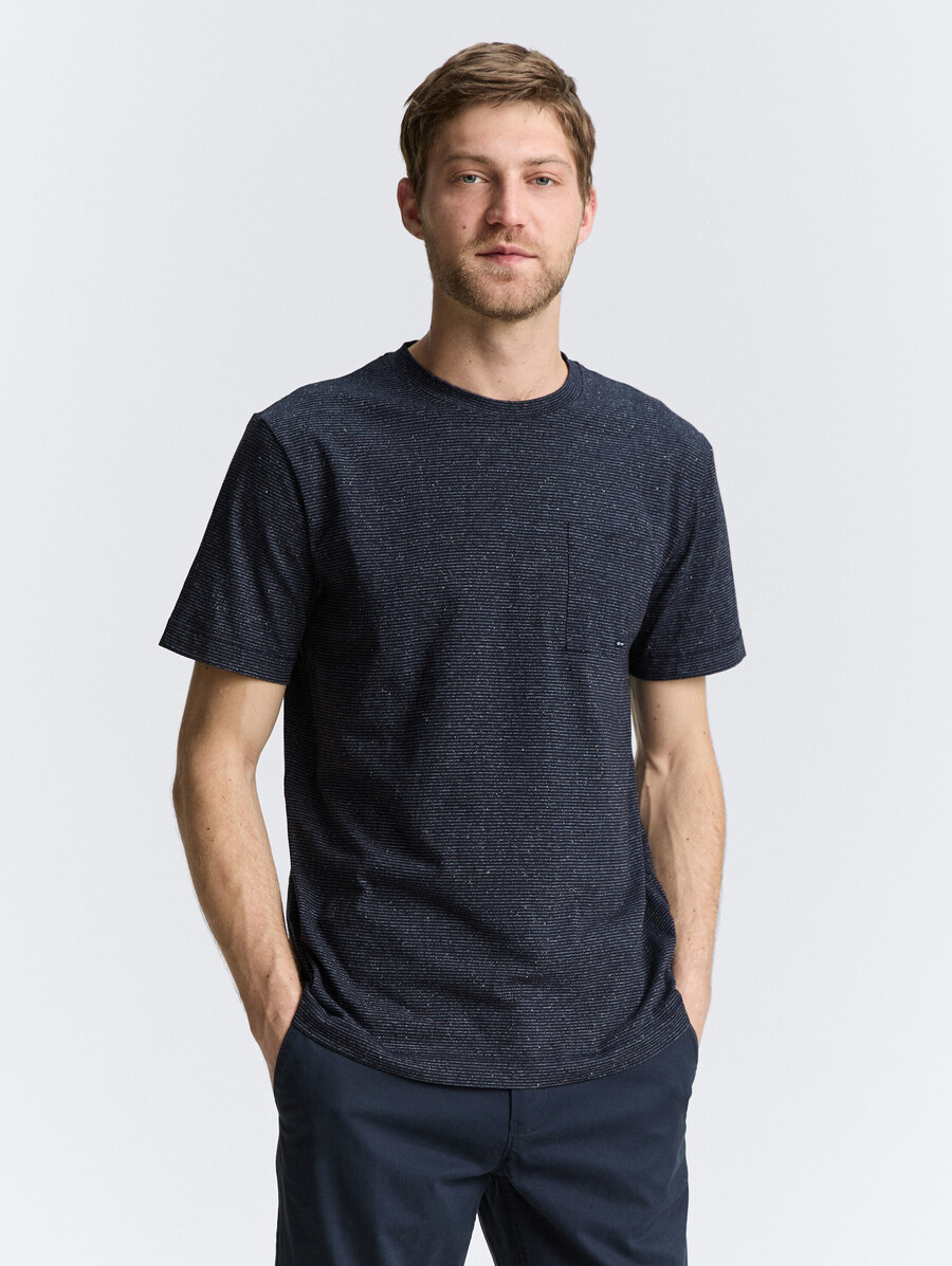 camiseta con bolsillo en el pecho