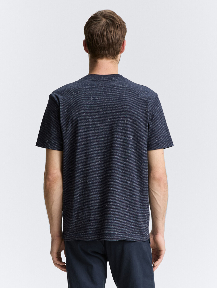 camiseta con bolsillo en el pecho