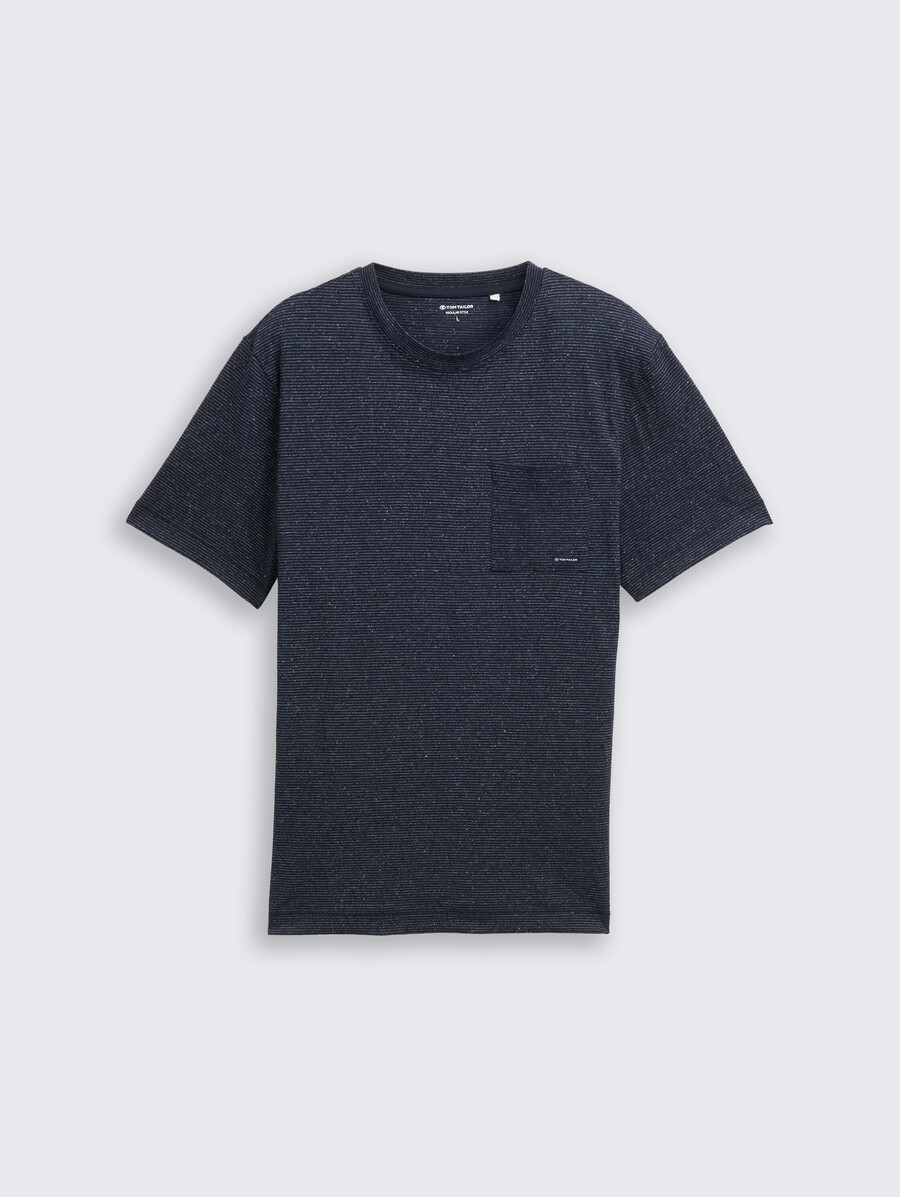 camiseta con bolsillo en el pecho