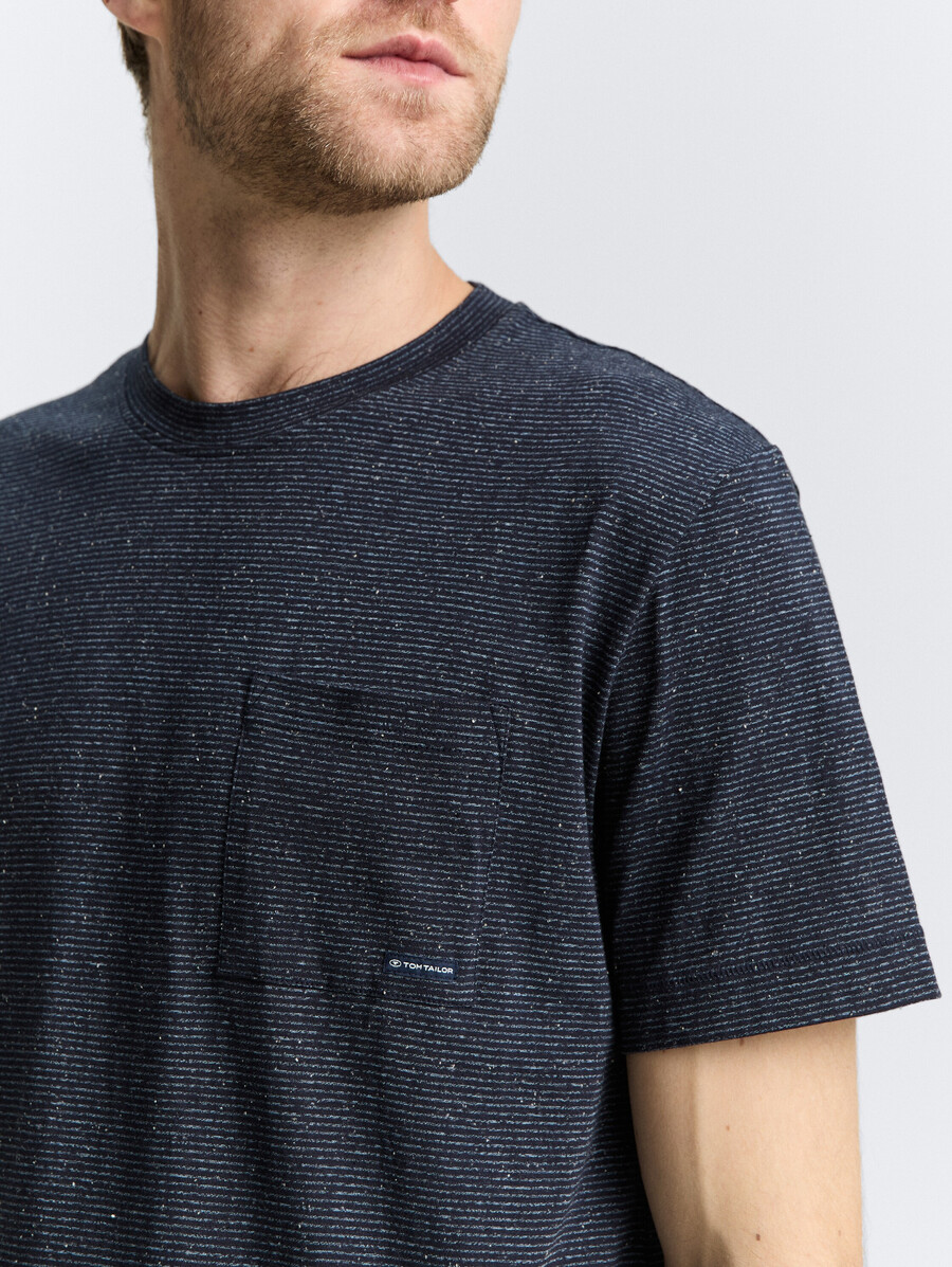 camiseta con bolsillo en el pecho