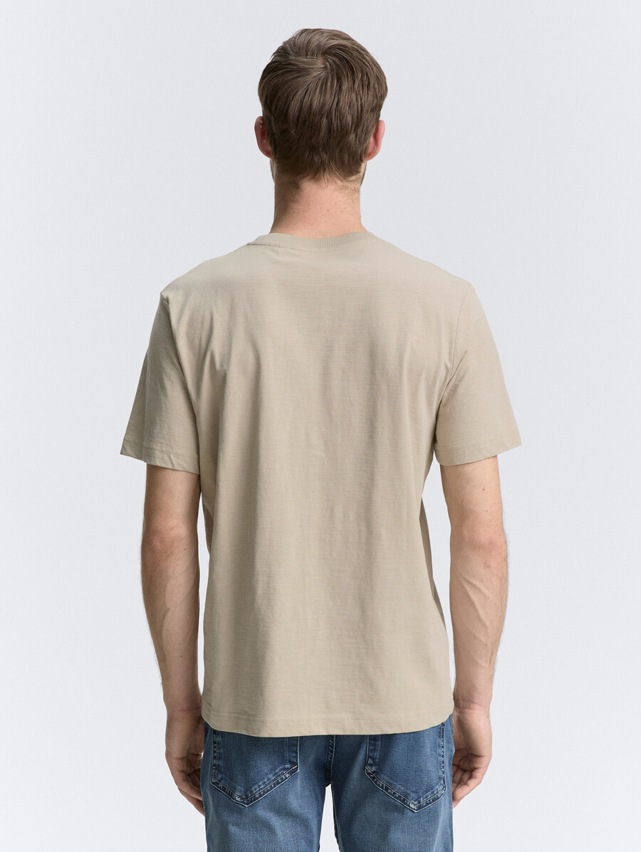 camiseta con estampado de logotipo