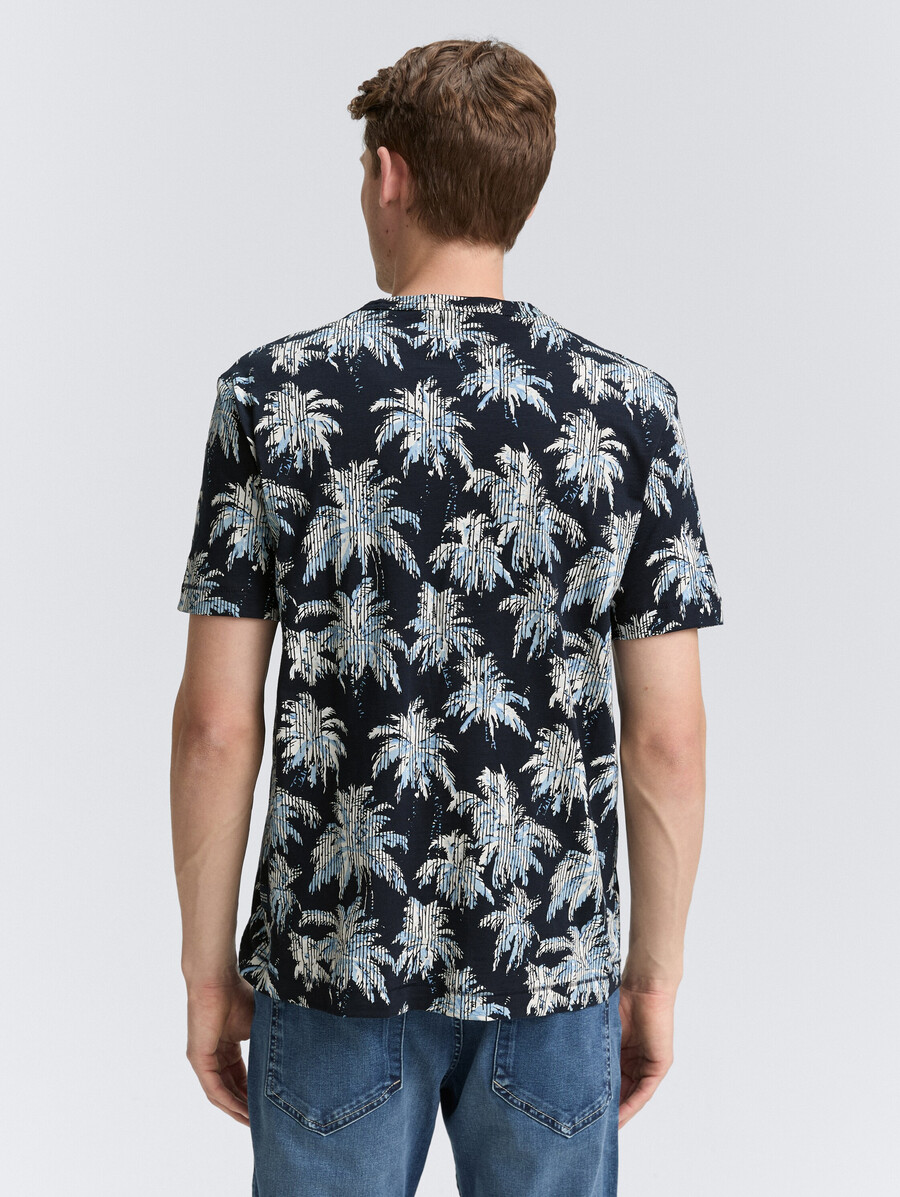 camiseta con estampado de palmeras