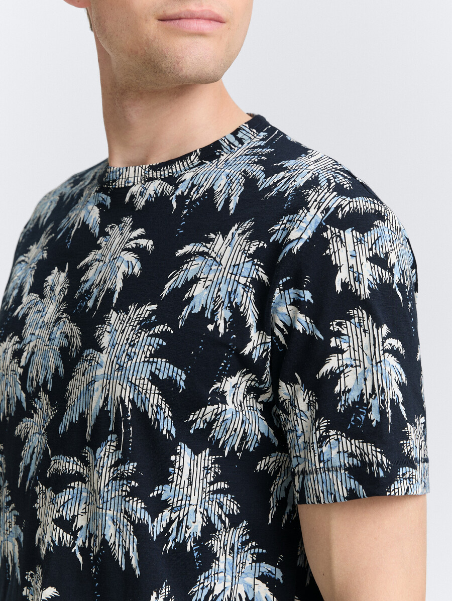 camiseta con estampado de palmeras