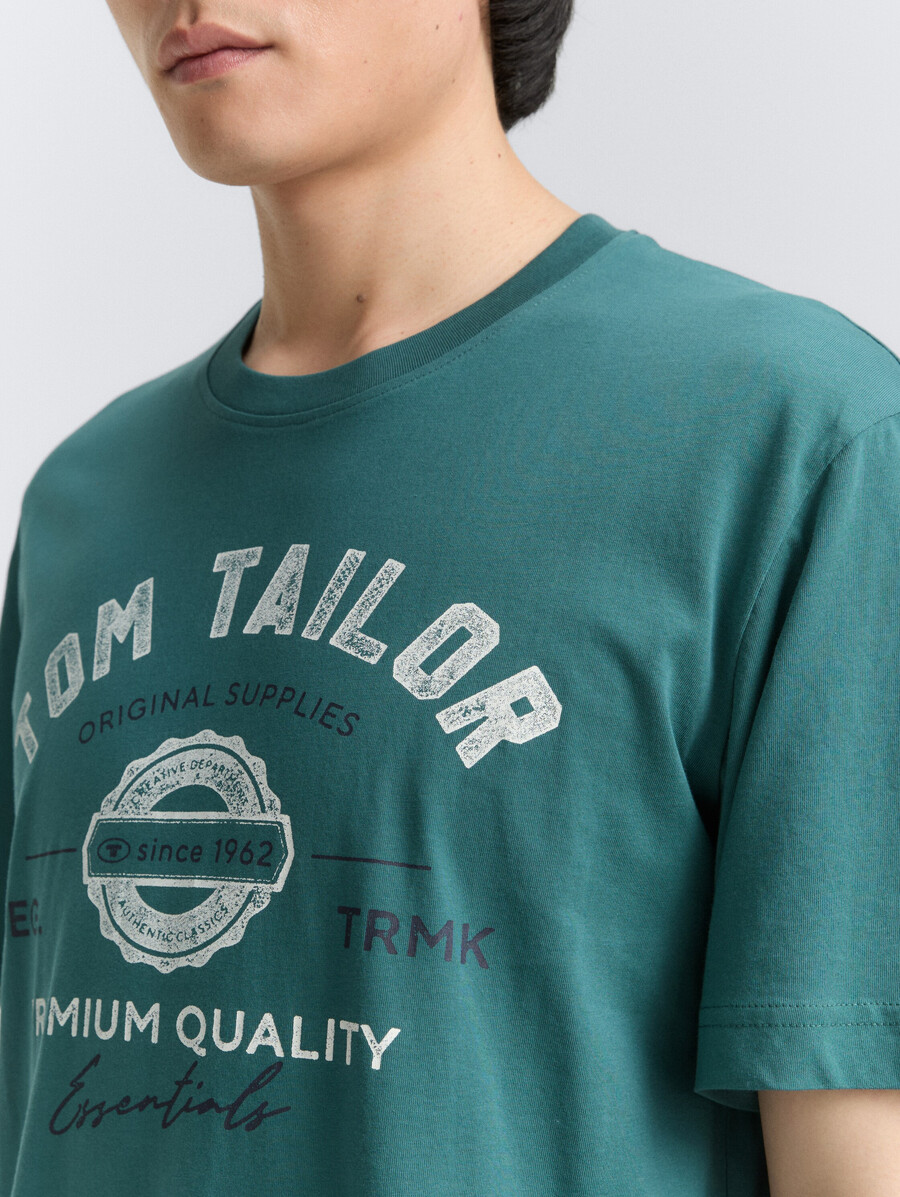 camiseta con estampado de logotipo