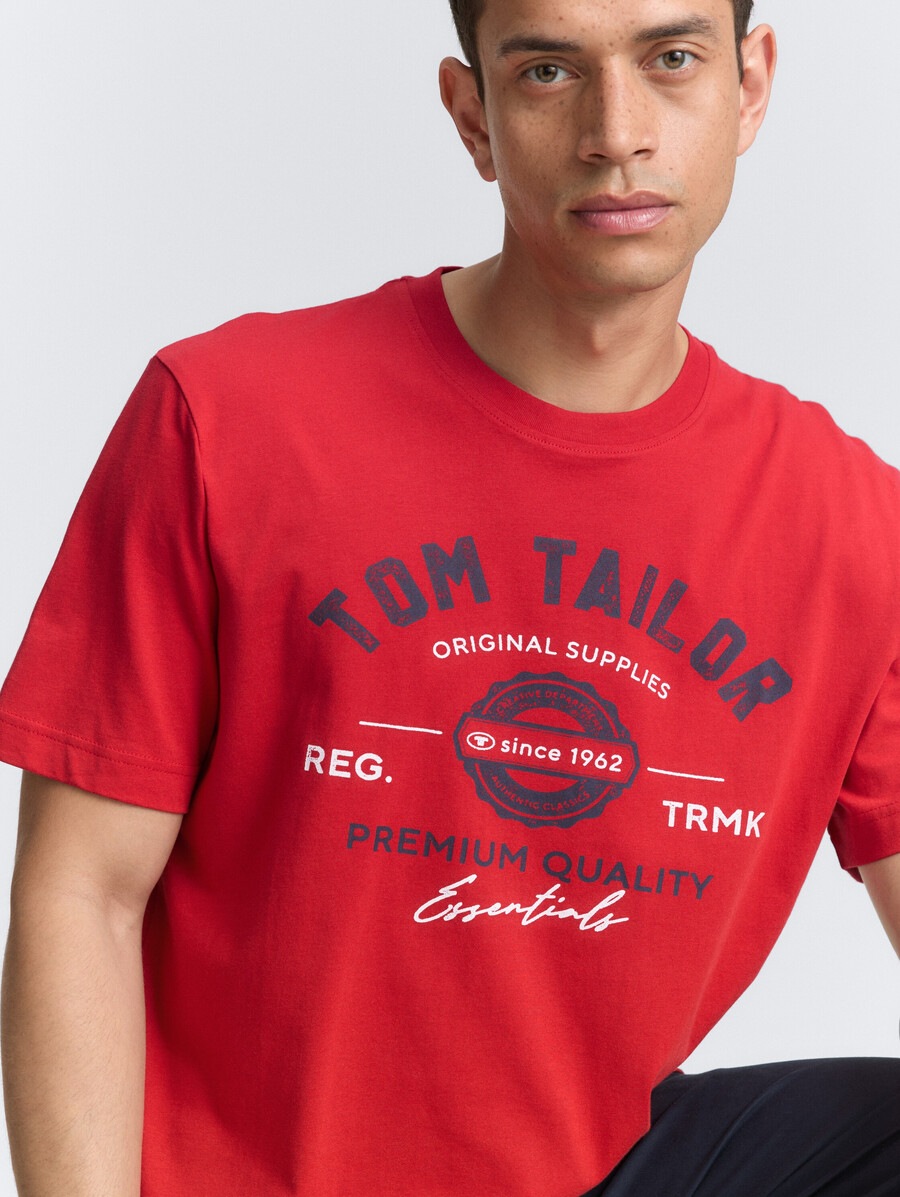 camiseta con estampado de logotipo