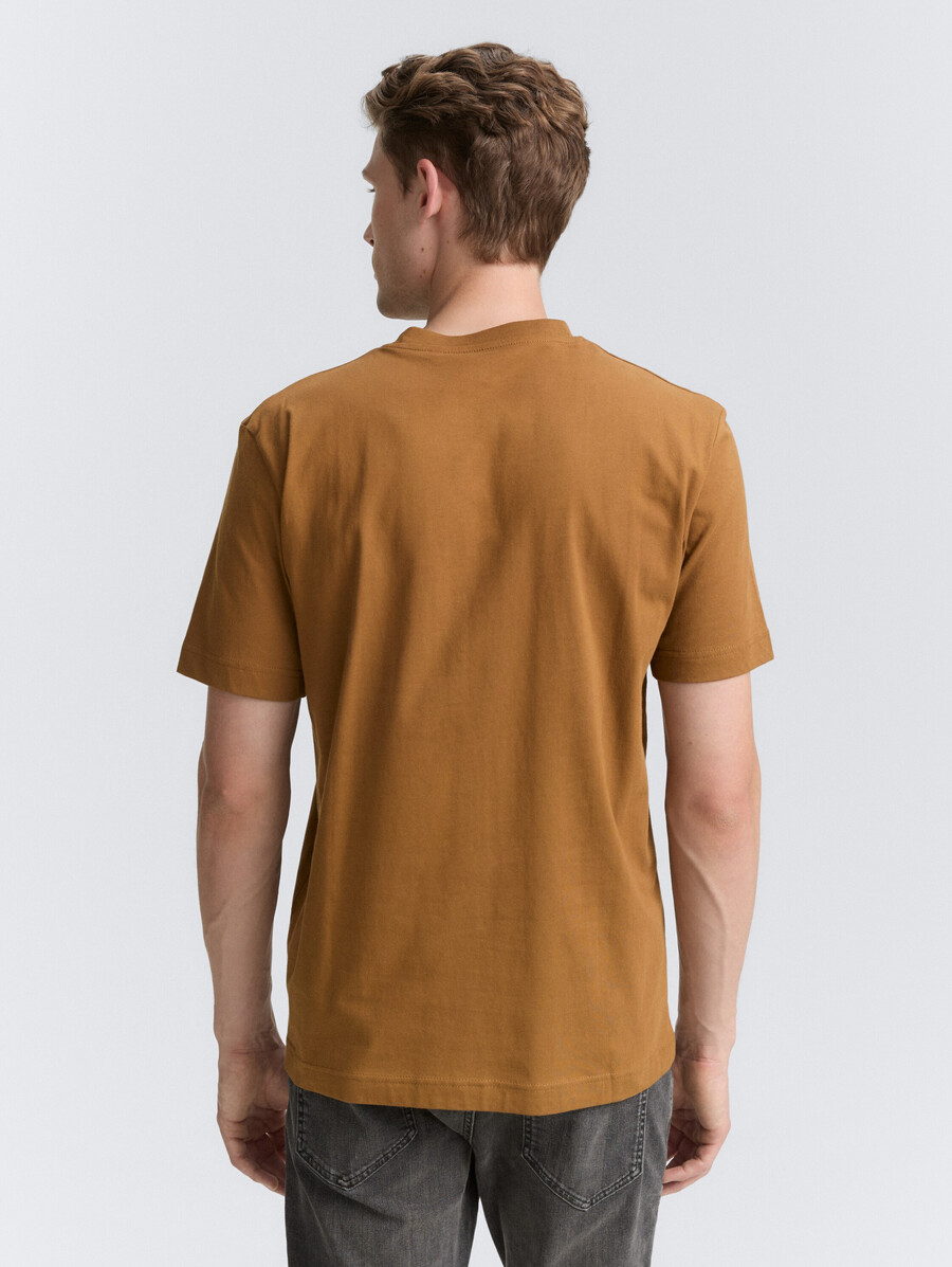 camiseta con estampado de logotipo
