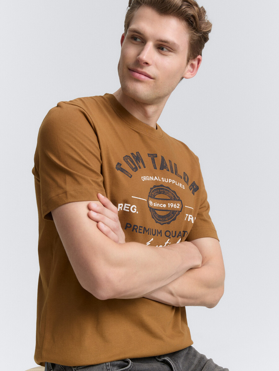 camiseta con estampado de logotipo