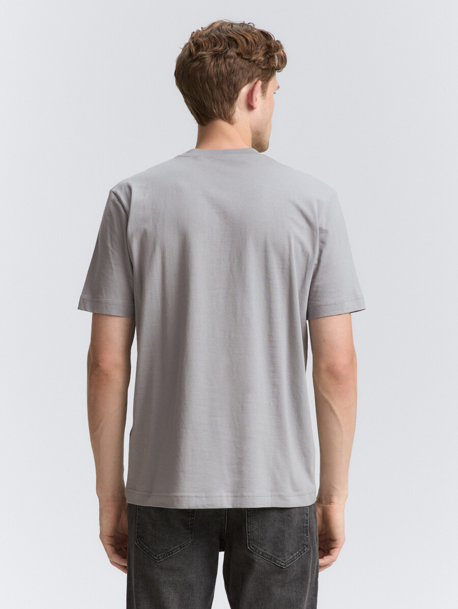 camiseta con estampado de logotipo
