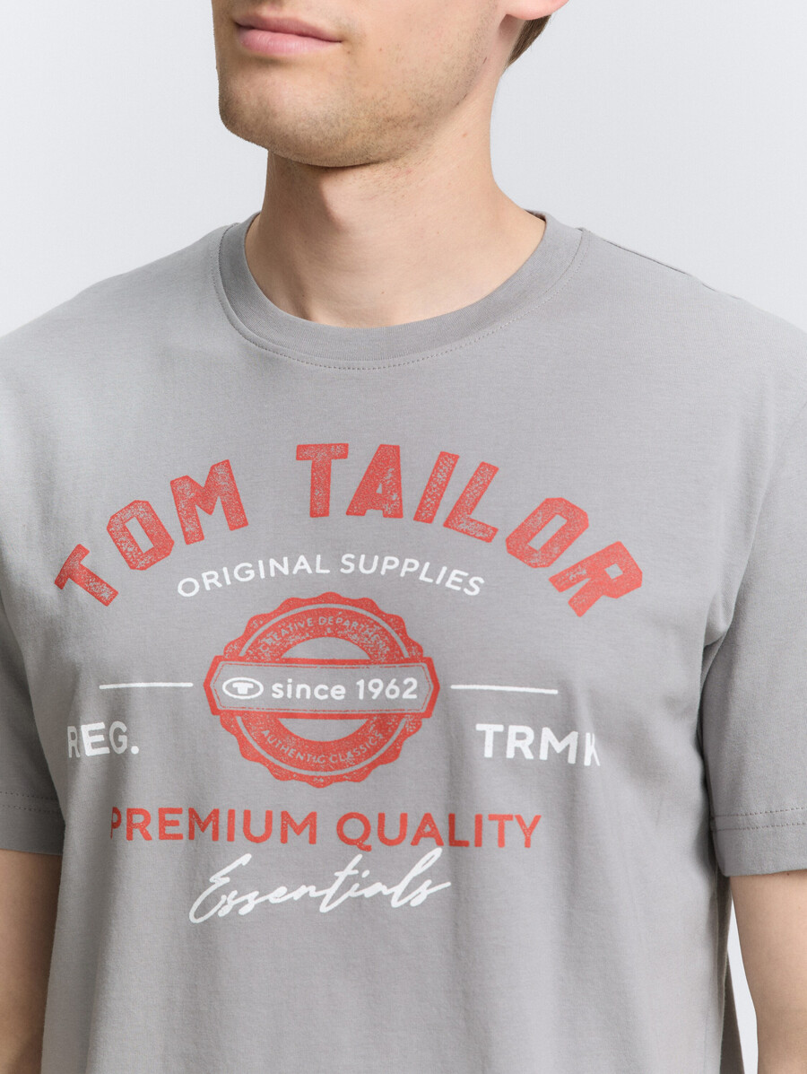 camiseta con estampado de logotipo