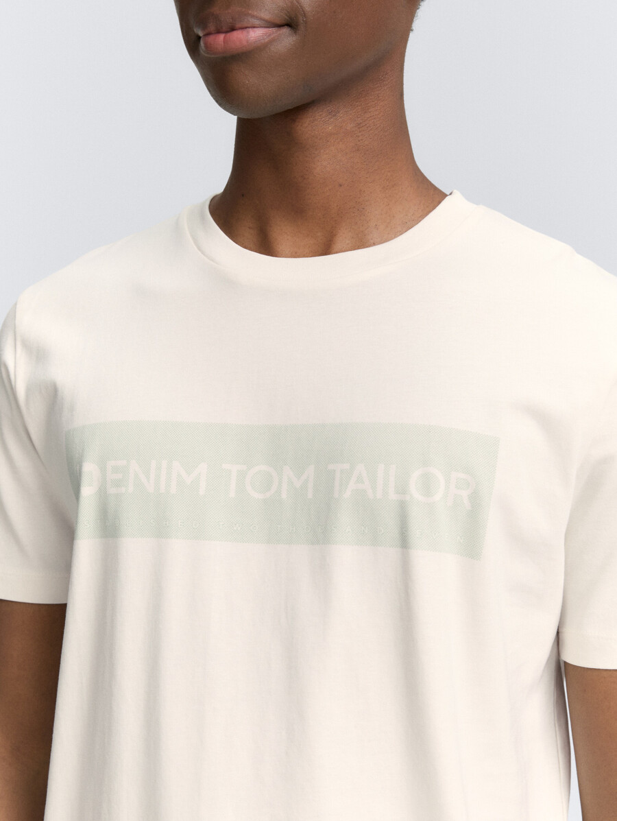 camiseta básica con estampado de logo