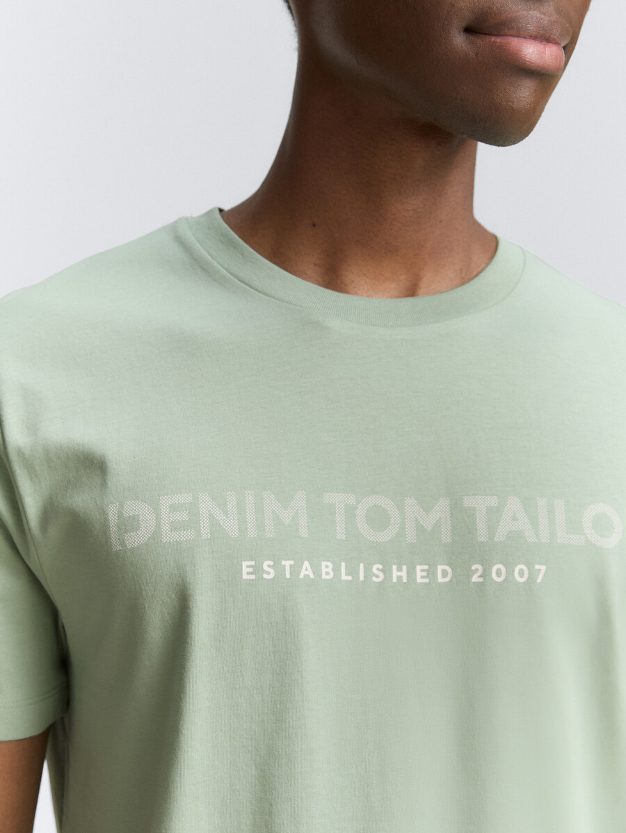 camiseta básica con estampado de logo
