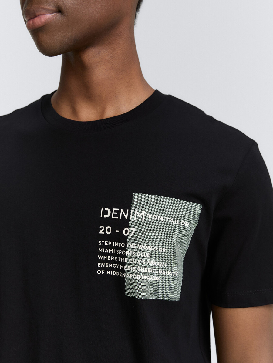 camiseta básica con estampado de logo