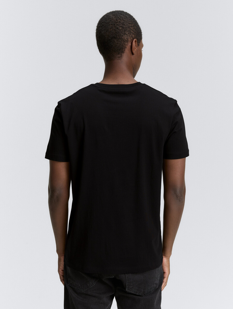 camiseta básica con estampado de logo