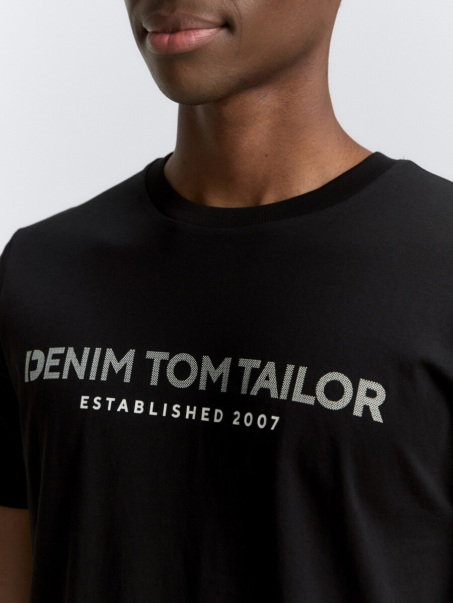 camiseta básica con estampado de logo