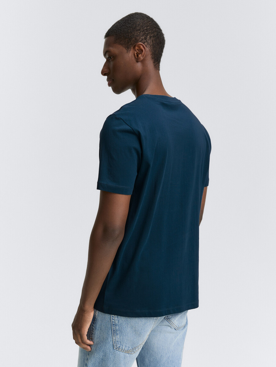 camiseta básica con estampado de logo