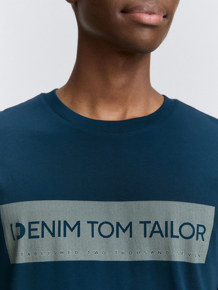 camiseta básica con estampado de logo