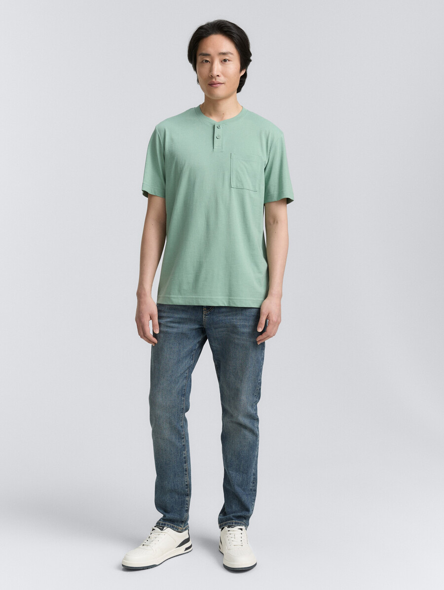 camiseta henley con bolsillo en el pecho
