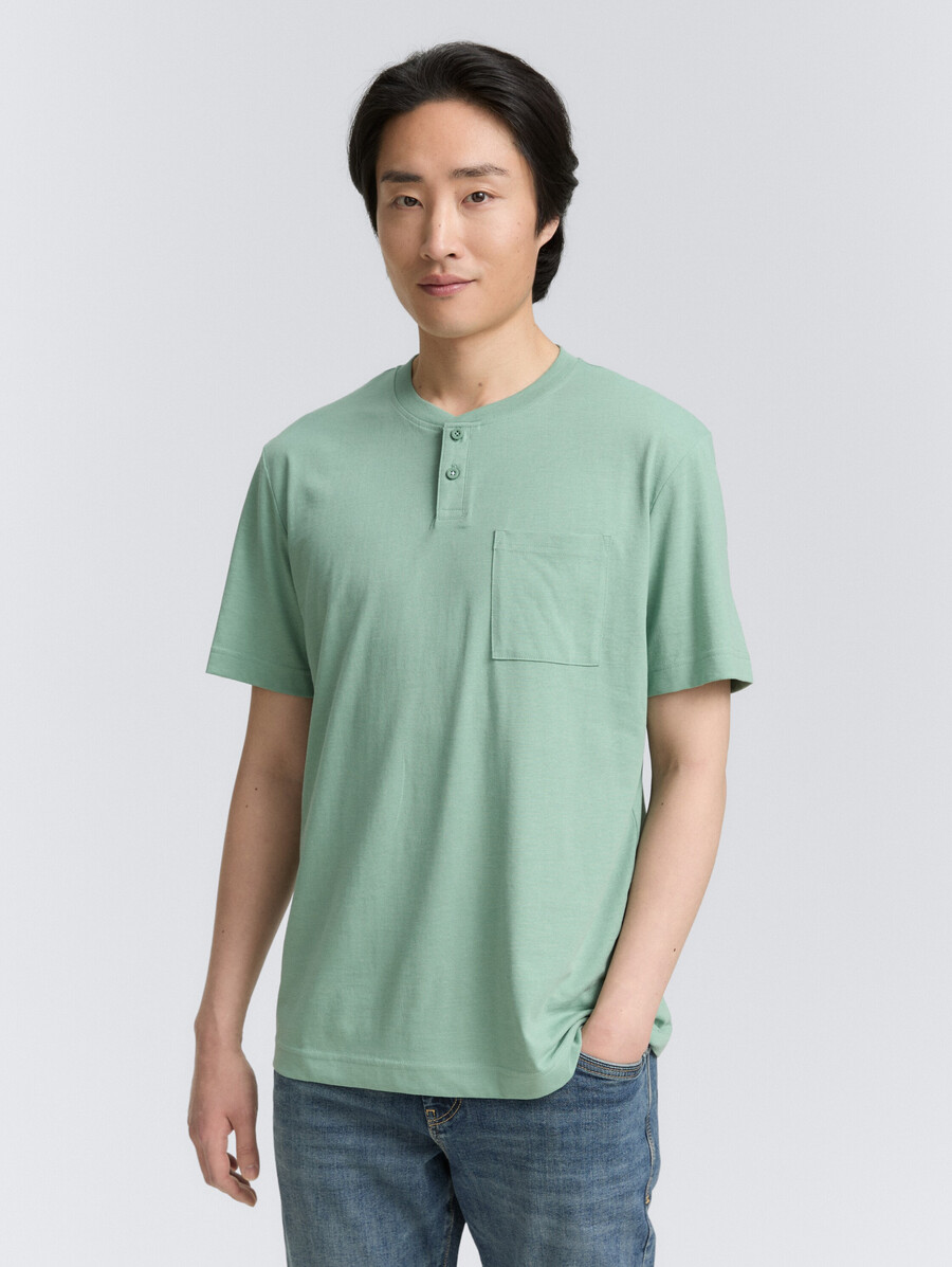 camiseta henley con bolsillo en el pecho