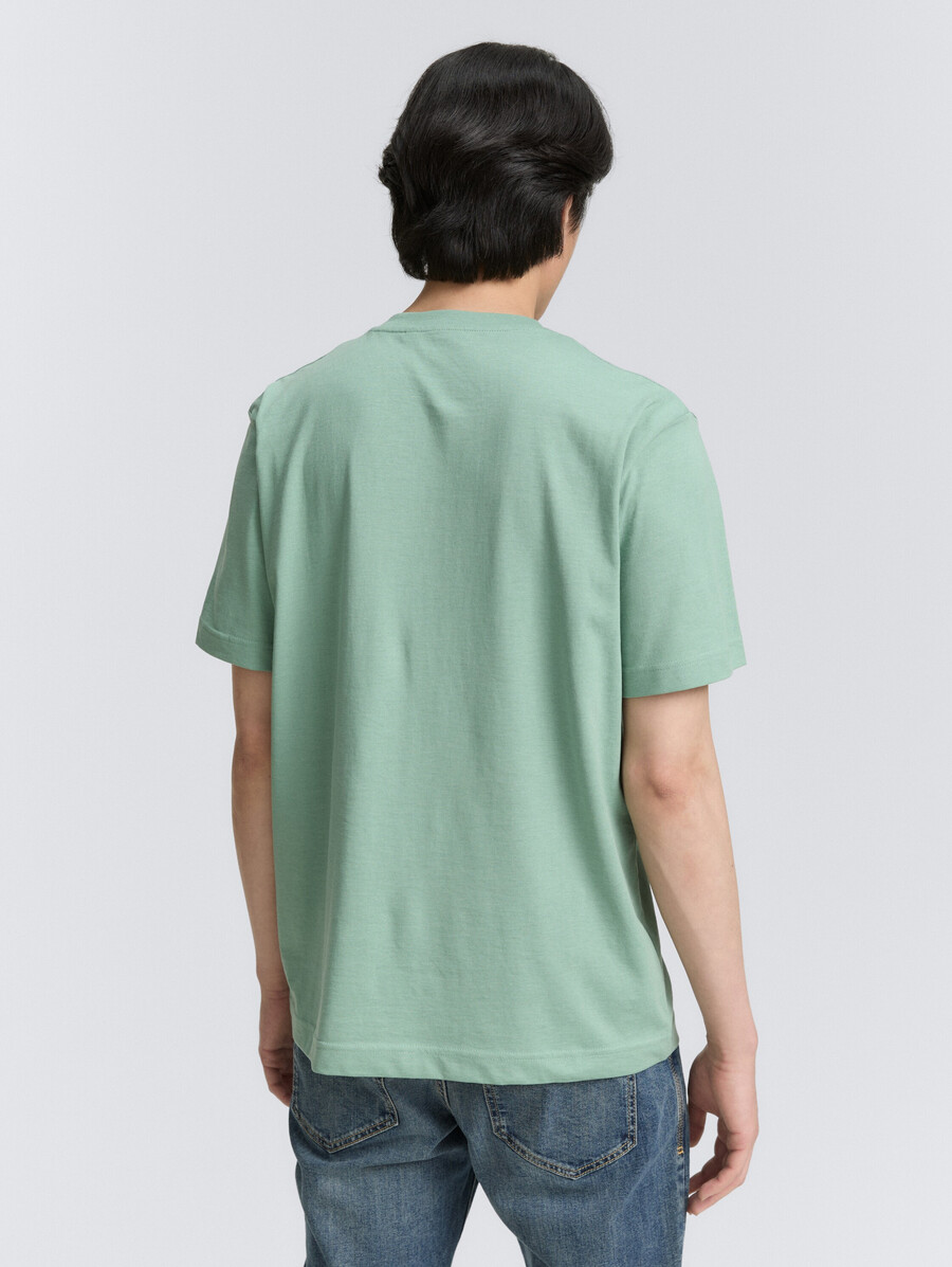 camiseta henley con bolsillo en el pecho