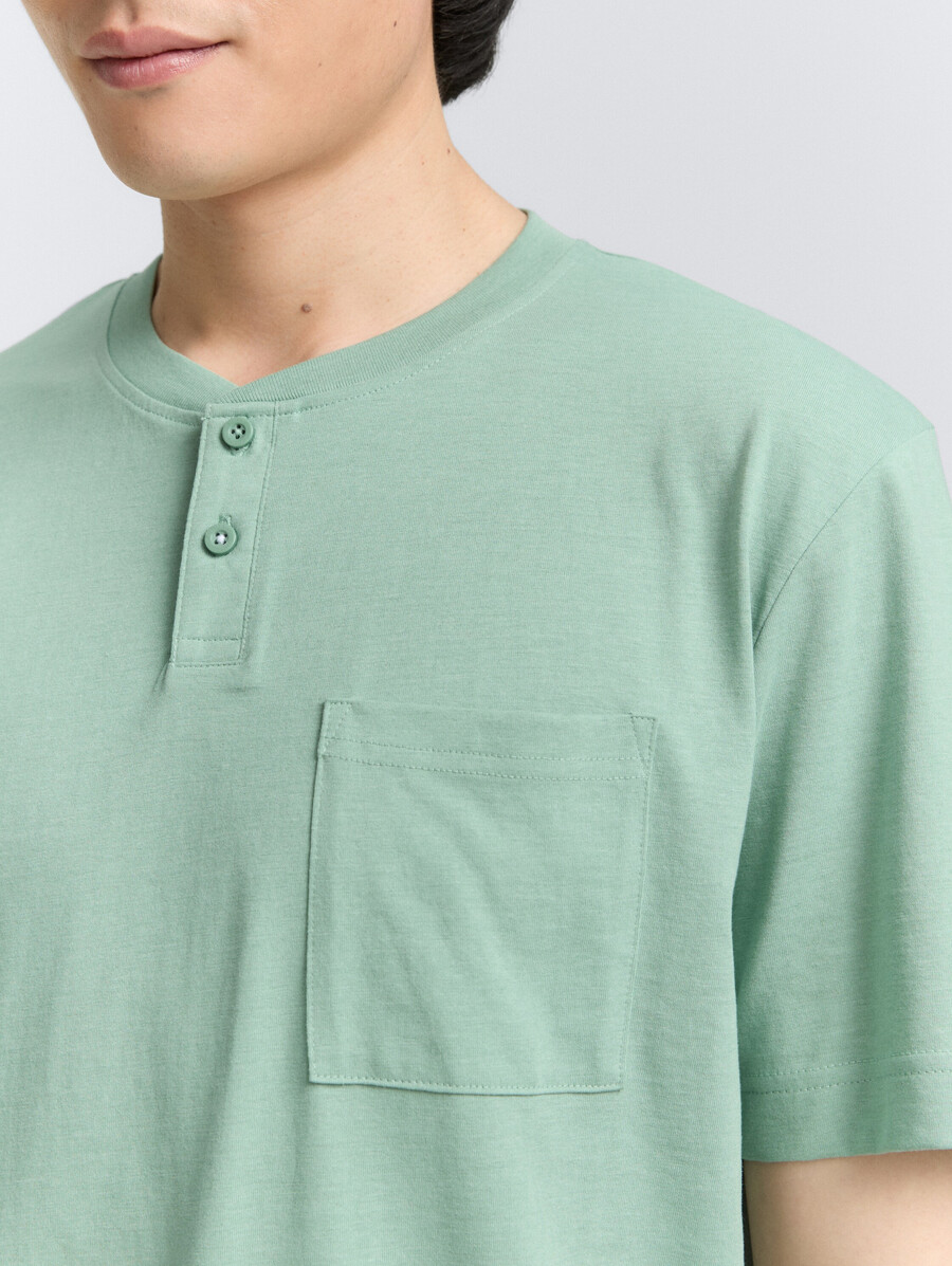 camiseta henley con bolsillo en el pecho
